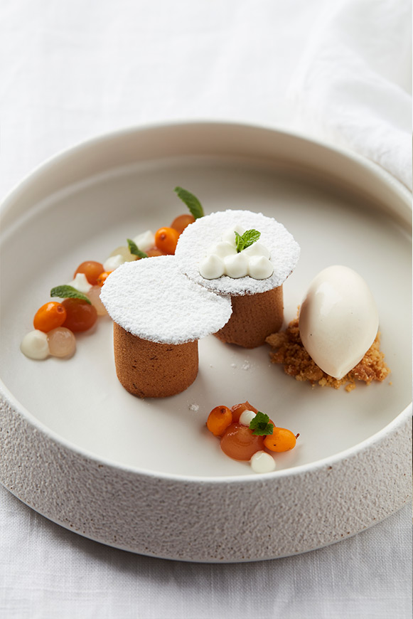 Een recept van restaurant Marcus - Gilles Joye: Cassonadekrokant–duindoornbes–yoghurt