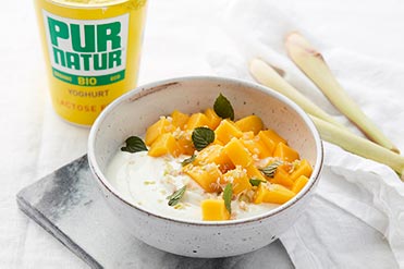 Lactose-free yogurt with mango, mint and lemongrass